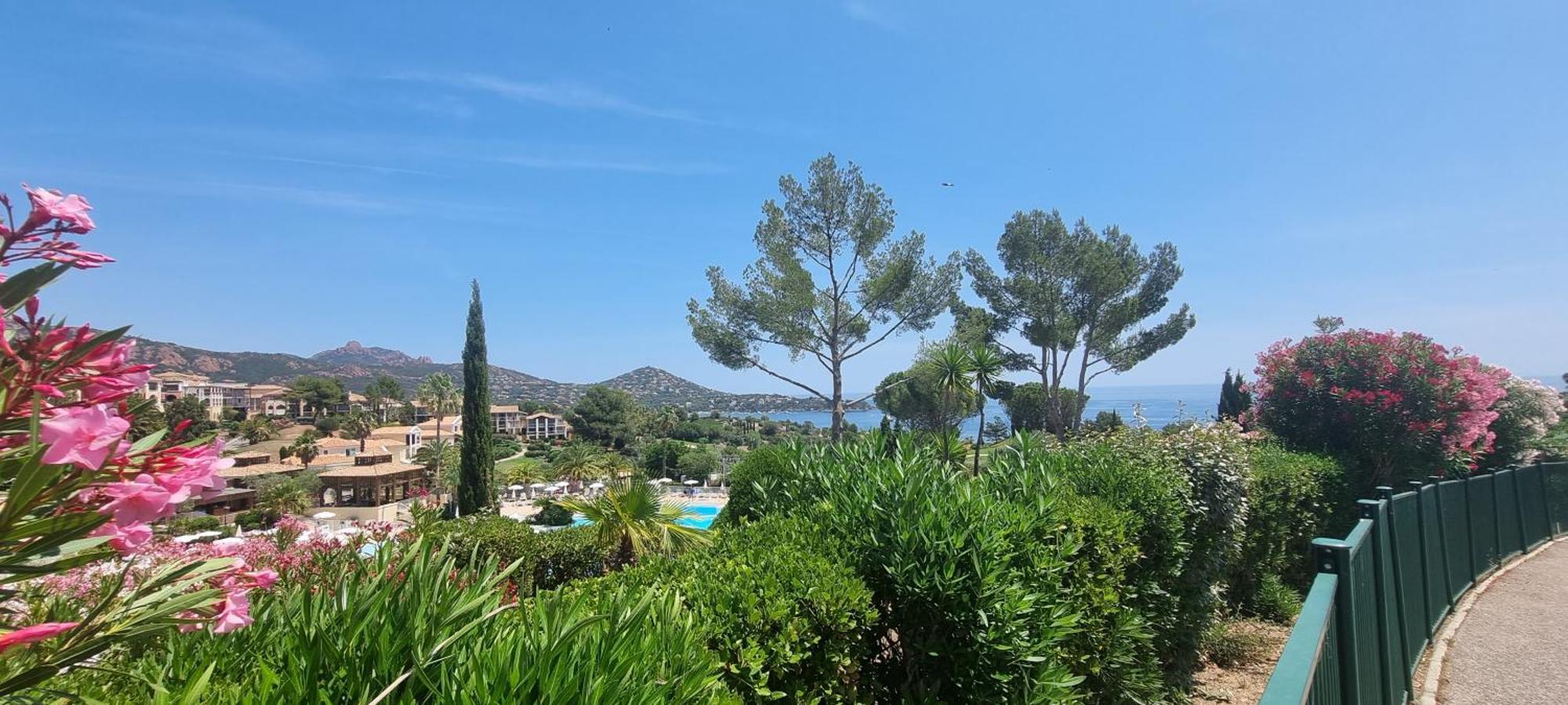 Agay Cap Esterel Village Allee Fleurs - F2 Clim Vue Golf Et Mer - Grande Terrasse Plein Sud Saint-Raphael  Exterior photo
